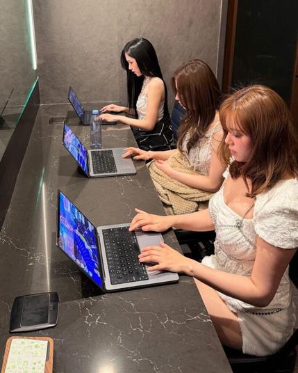 私と仲間たちは職場でこっそり遊んでいます