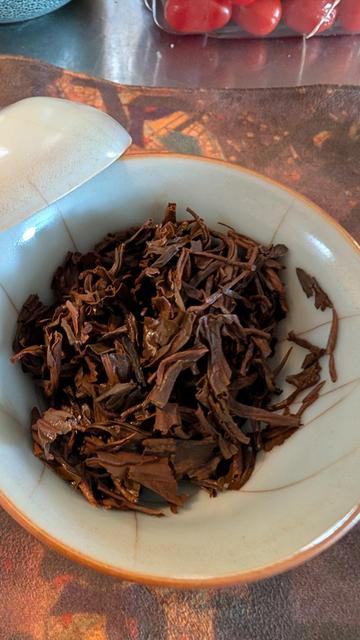Black tea leaves in a ruyao gaiwan