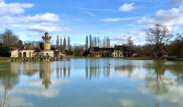Ein See im Queen’s Hamlet Dorf mit dem Marlborough Turm