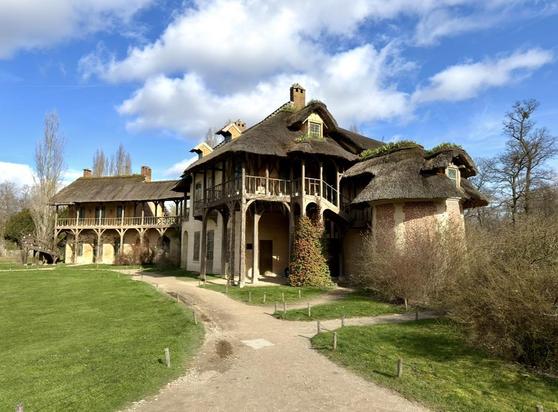 Ein reetgedektes Haus beim Schloss Versailles im Dorf Queen‘s Hamlet
