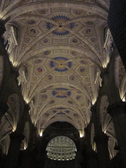Seit der letzten Renovierung der Kathedrale in Como ist sie noch einmal schöner geworden. Hier ist ein Blick von unten in das Gewölbe mit Rosetten in Königsblau um die Schlusssteine herum. Diese blauen Farbkreise sind ein Blickfang in der ansonsten hellen, cremefarbenen Dekoration der hohen Decke.