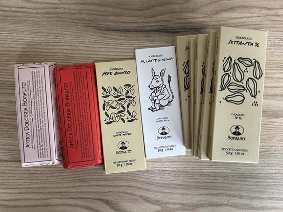 Zapasy czekolady Bonajuto - od lewej tradycyjna z wanilią, tradycyjna z cynaomonem, dalej biały piperz, potem z oślim mlekiem i na koniec 6 tabliczek 70%