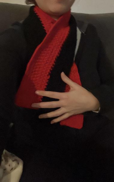 Bufanda corta de 1 vuelta, mitad rojo mitad negro.