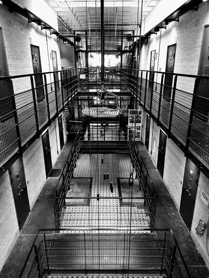 Alibi Hostel Leeuwarden. Ehemaliges Gefängnis. Jetzt kann man in den Zellen auch mal übernachten. Eigentlich in Farbe aber mit div schwarz weiss filtern sieht's auch schick aus.