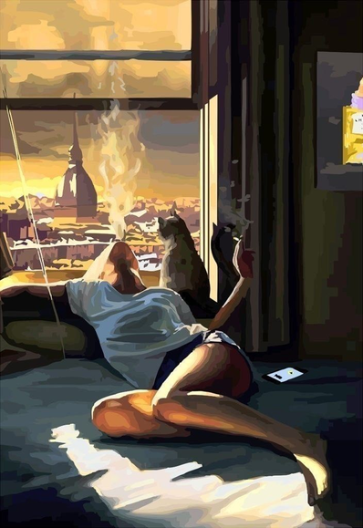 La escena captura a una mujer joven relajada en una habitación oscura, disfrutando de un momento de introspección frente a una ventana abierta al atardecer.

Sujeto: La mujer está tumbada de espaldas sobre lo que parece ser una cama o un sofá bajo. Viste una camiseta blanca holgada y pantalones cortos oscuros. Tiene una pierna flexionada y sostiene un cigarrillo encendido, del cual emana una columna de humo denso y amarillento que sube hacia el techo.

Entorno: Junto a ella se encuentra un gato sentado, también mirando hacia el exterior. En el suelo, cerca de su mano, se ve la pantalla iluminada de un teléfono móvil.

Vistas al exterior: La ventana ofrece una vista panorámica de una ciudad histórica (que recuerda a Turín por la silueta de la Mole Antonelliana). El cielo está teñido de tonos naranjas y amarillos propios del ocaso, con nubes estilizadas que se funden con el humo del cigarrillo.

Luz y Composición: La habitación está sumergida en sombras profundas, pero la luz del atardecer entra con fuerza, proyectando luces brillantes y alargadas sobre el cuerpo de la mujer y las sábanas. La composición utiliza ángulos diagonales que refuerzan la sensación de calma y abandono personal.