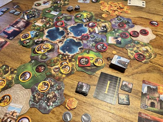 Le plateau de jeu représente un continent, avec des territoires hexagonaux, des cités, des armées, des merveilles, des avant-postes et des explorateurs