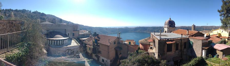 Vista del lago di Nemi dall'alto
