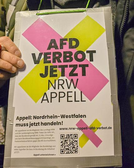 Plakat mit einem Appell für das Afd-Verbot mit der Internetseite https://nrw-appell-afd-verbot.de/