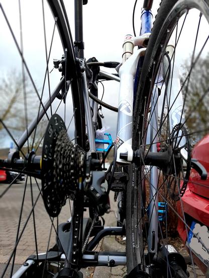 Blick auf die Ritzelsatz eines Rennrades und auf die Vorderrad-Scheibenbremse eines MTB