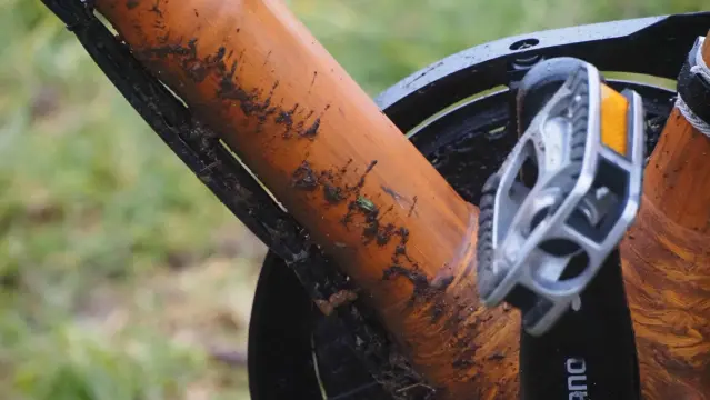 mit Dreck bespritzter Fahrradrahmen aus Bambus