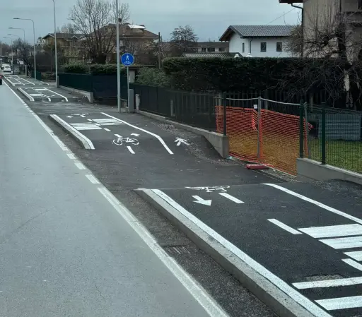 marciapiede e pista ciclabile con passi carrabili