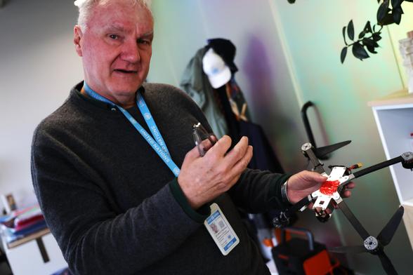 Matthias Schmale, jefe de Naciones Unidas en Ucrania, sostiene un dron durante la entrevista con EL PAÍS este lunes en Kiev.