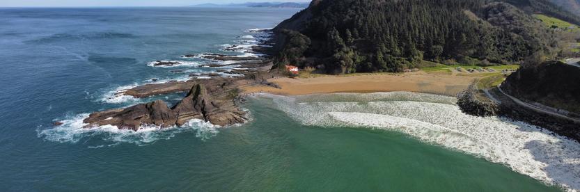 Saturrarango hondartza itsaso aldetik ikusita ageri da. Drone bidez ateratako argazkia.