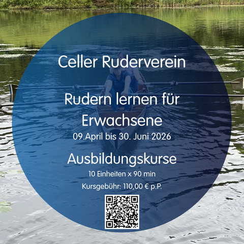Es ist ein Plakat zu sehen: Im Hintergrund ist das Foto eines Ruderbootes zu sehen, welches auf ruhigem Wasser fährt, das Heck ist dem Beobachter zugewandt. Am oberen Bildrand ist ein begrüntes Ufer zu sehen. Ein blauer, teiltransparenter Kreis liegt über dem Hauptteil des Fotos mit dem Boot, darauf steht: "Celler Ruderverein, Rudern lernen für Erwachsene, 9. April bis 30. Juni 2026; Ausbildungskurse, 10 Einheiten * 90 Minuten, Kursgebühr: 110€ pro Person."