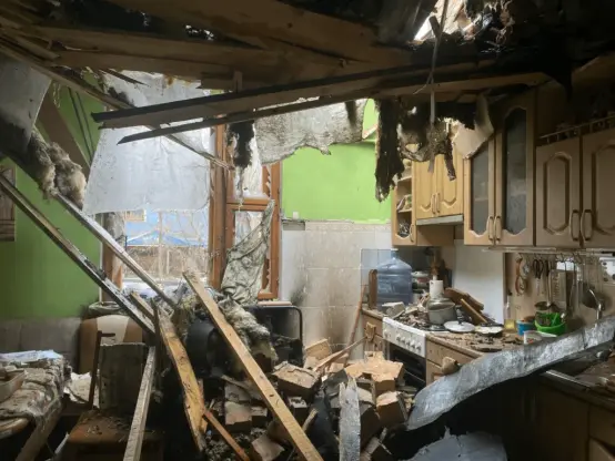 Russian strikes damaged a two-story residential building in the Pecherskyi district of Kyiv, Ukraine, overnight on Feb. 26, 2026. (Yuliia Taradiuk / The Kyiv Independent)