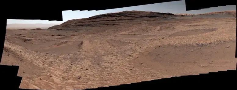 Le rover martien Curiosity de la NASA a capturé ce panorama de formations en forme de boîte, les crêtes basses vues ici avec des creux entre elles, à l'aide de sa Mastcam le 26 septembre 2025.
📷 NASA/JPL-Caltech/MSSS
