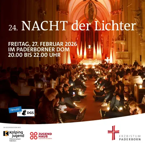 Blick in den Chorraum des Domes; stimmungsvolle Beleuchtung in roten und orangen Farbtönen. In den Bänken und auf dem Boden sitzen Teilnehmer der Veranstaltung. Dazu der Text der Veranstaltung und die Organisatoren