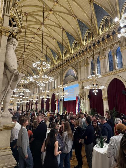 Ein voll besetzter Saal ist zu sehen