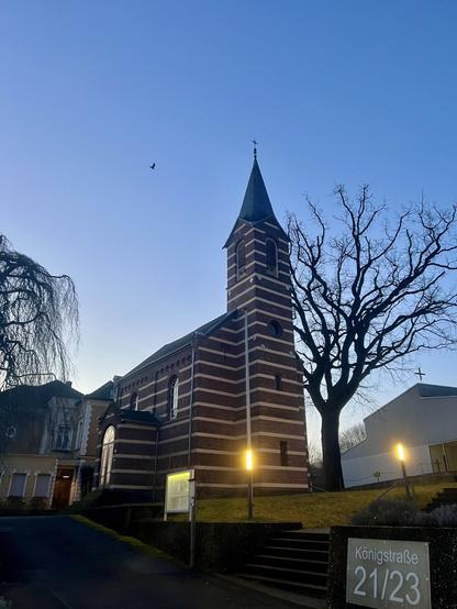 Kirche in Bornheim mit Backsteinen, auffällige weiße Streifen