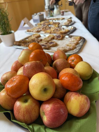 Abgebildet ist ein Tisch mit Snacks während der Pause.