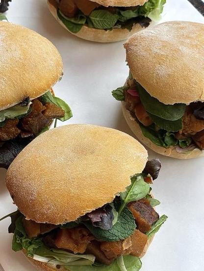 En ce moment, nous avons de délicieux Casse-croûtes végétariens à la patate douce, accompagnée de mesclun, d’oignons frits et de pickles de chou rouge, le tout enrobé d’une mayonnaise et d’un pain faits maison.

#végétarien #cassecroûte #sandwich #artisanat #homemade #faitmaison #paris #paris18