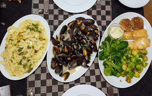 Das Essen auf 3 Tellern serviert