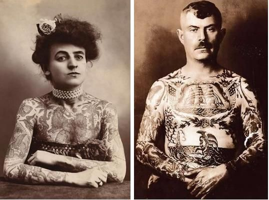 La imagen se compone de dos retratos individuales en blanco y negro (tonos sepia) que muestran a la pareja de frente:

Lado Izquierdo (Maud Wagner): Se muestra a Maud de cintura para arriba. Viste un vestido oscuro de escote palabra de honor que permite ver sus brazos, pecho y hombros completamente cubiertos por tatuajes detallados de estilo tradicional (pájaros, serpientes, figuras femeninas y motivos florales). Lleva un collar de perlas de varias vueltas y una flor clara en su cabello oscuro, el cual está peinado en un moño alto. Su expresión es serena y mira directamente a la cámara.

Lado Derecho (Gus Wagner): Gus aparece con el torso desnudo, revelando un complejo entramado de tatuajes que cubren casi toda su piel visible. En su pecho destaca un gran tatuaje de un barco de vela flanqueado por banderas estadounidenses. Sus brazos están igualmente decorados con diversos motivos náuticos y patrióticos. Tiene el cabello corto con un flequillo oscuro sobre la frente y un bigote bien definido.