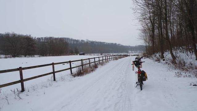 Fahrrad auf einer zugeschneiten Straße