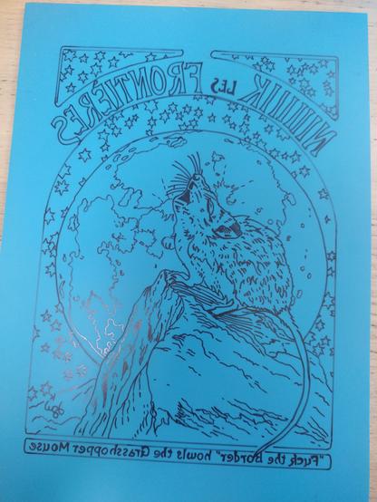 Un bloc de gomme à graver bleu avec un dessin d'une souris qui hurle à la lune pour dire "NIIIIIIK les Frontières"

Le texte et le dessin sont en miroir