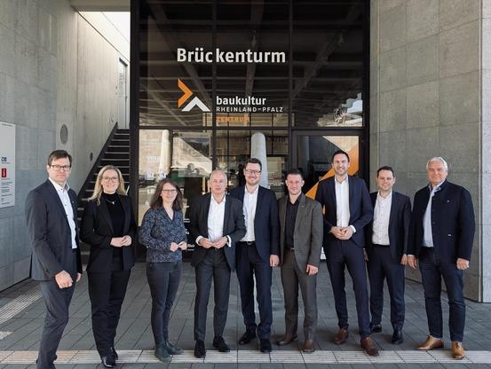 Gruppenbild mit den Verbandsvertretern und Kolleginnen und Kollegen im Landtag vor dem Zentrum Baukultur in Mainz.