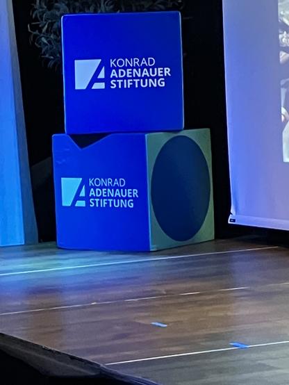 Das Bild zeigt zwei Aufsteller mit dem KAS Logo