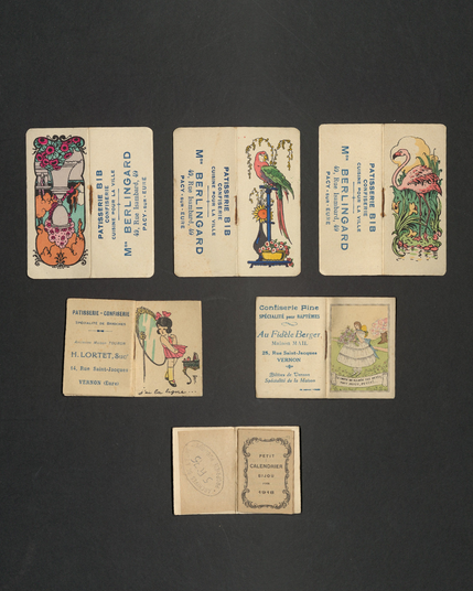 Minuscules almanachs ornés de motifs colorés. On retrouve un flamand rose, un perroquet, une fillette se regardant dans la glace. Ils datent des années 1920.