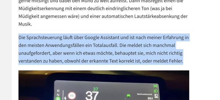 Die Sprachsteuerung läuft über Google Assistant und ist nach meiner Erfahrung in den meisten Anwendungsfällen ein Totalausfall. Die meldet sich manchmal unaufgefordert, aber wenn ich etwas möchte, behauptet sie, mich nicht richtig verstanden zu haben, obwohl der erkannte Text korrekt ist, oder meldet Fehler.