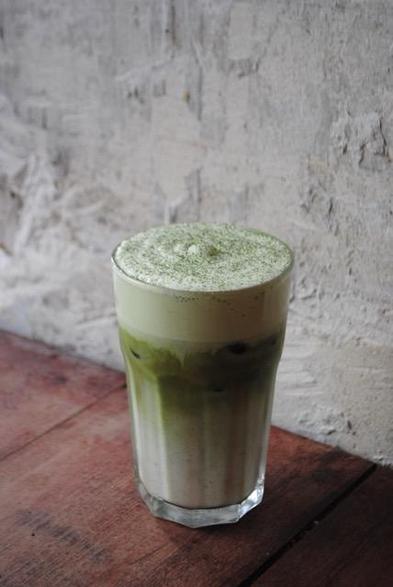 Un Matcha Latte ? Accompagné d’une part de cheesecake sésame noir ? Le tout fait maison, bien évidemment.

#pâtisserie #matcha #cheesecake #sésamenoir #artisanat #faitmaison #paris #paris18