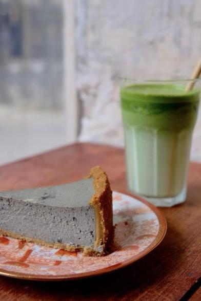 Un Matcha Latte ? Accompagné d’une part de cheesecake sésame noir ? Le tout fait maison, bien évidemment.

#pâtisserie #matcha #cheesecake #sésamenoir #artisanat #faitmaison #paris #paris18