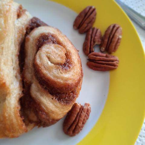 It's a Coffee / Tea morning with a 》Franzbroetchen / Zimtbroechten / Cinnamontwist bun with Texas pecans . ✨️ 😍 Jake ...yum yum 😋 ✨️