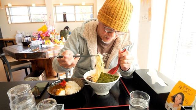 もつラーメン!カレー!女性店主が3世代で営むやみつきラーメン屋に働く男たちが殺到!