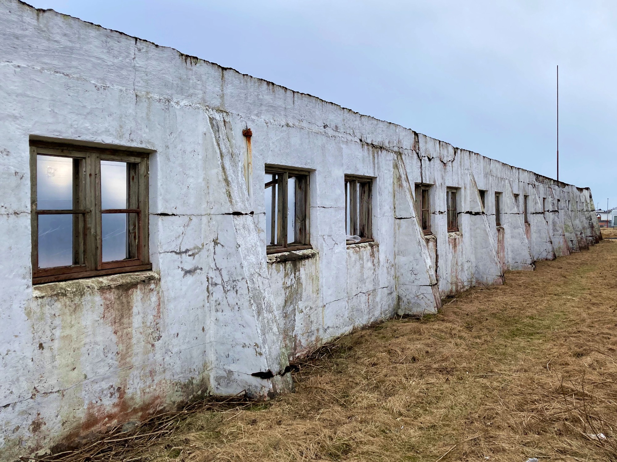 A long wall with many windows.