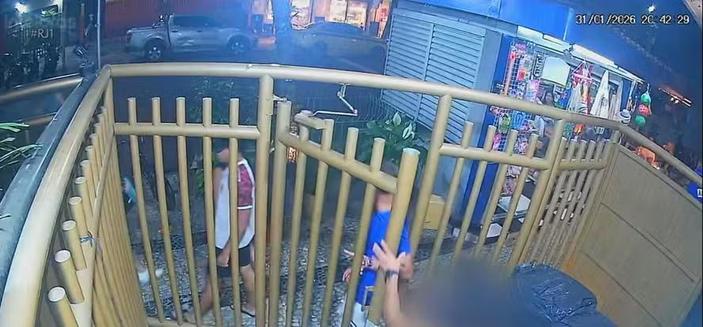 <p><img alt="Justiça mantém prisão de dois acusados de estupro coletivo em Copacabana" src="https://agendadopoder.com.br/wp-content/uploads/2026/03/estuprorelatorio.avif" /></p>
<p>A Justiça do Rio de Janeiro decidiu, nesta quinta-feira (5), manter a prisão preventiva de Mattheus Verissimo Zoel Martins e João Gabriel Xavier Bertho, ambos de 19 anos. Os jovens são réus no caso do estupro coletivo de uma adolescente de 17 anos, ocorrido em Copacabana. A dupla se entregou à polícia na última terça-feira (3).</p>



<p><strong>Próximas audiências</strong><br />Os outros dois detidos, Vitor Hugo Simonin e Bruno Felipe dos Santos Allegretti, de 18 anos, passarão por audiência de custódia nesta sexta-feira (6). O procedimento definirá se eles permanecerão presos ou se responderão ao processo em liberdade.</p>



<p><strong>Investigação e silêncio</strong><br />Ao se entregarem, os quatro acusados optaram por permanecer em silêncio e informaram que só prestarão depoimento em juízo. Como o grupo estava sem os celulares, a Polícia Civil solicitará a quebra do sigilo telefônico para avançar nas investigações.</p>



<p>Atualmente, os réus ocupam celas separadas na Cadeia Pública José Frederico Marques, em Benfica. De acordo com a Seap, o grupo segue o protocolo de triagem e isolamento inicial, alimentando-se normalmente.</p>



<p><strong>Quinto suspeito foragido</strong><br />Além dos quatro adultos — que respondem por estupro de vulnerável e cárcere privado — um adolescente também é i