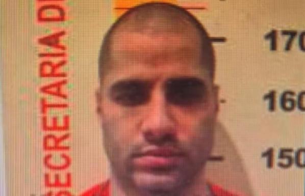 <p><img alt="Estado de ‘Sicário’ é gravíssimo, mas sem morte cerebral" src="https://agendadopoder.com.br/wp-content/uploads/2026/03/sicario.avif" /></p>
<p>A secretaria de Saúde de Minas Gerais informou, nesta quinta-feira (5), que o estado de saúde de&nbsp;Luiz Phillipi Machado de Moraes Mourão, de 43 anos, permanece gravíssimo. Conhecido pelo apelido de&nbsp;“Sicário”&nbsp;— termo usado para assassinos de aluguel —, ele está internado no Centro de Terapia Intensiva (CTI) do Hospital João XXIII, em Belo Horizonte.</p>



<p><strong>Confusão sobre morte cerebral</strong><br />Na noite de quarta-feira (4), chegou a ser divulgada a informação de que médicos teriam constatado a morte cerebral do detento. No entanto, a secretaria de Saúde e o advogado da família, Robson Lucas, desmentiram o óbito. Segundo a direção do hospital, o quadro é estável e, até o momento, não houve abertura de protocolo para investigação de morte encefálica.</p>



<p><strong>Tentativa de suicídio na PF</strong><br />Luiz Phillipi foi preso na quarta-feira durante a&nbsp;Operação Compliance Zero. Segundo a Polícia Federal, ele foi socorrido à tarde na Superintendência da PF, na capital mineira, após tentar se matar enquanto aguardava pela audiência de custódia.</p>



<p></p>