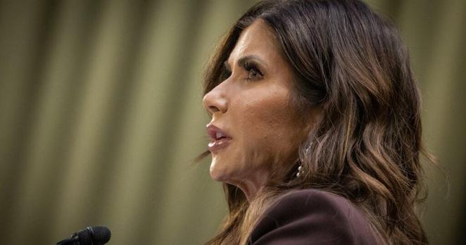 クリスティ・ノエム、トランプ大統領が彼女を解雇したという手がかりゼロでイベントを主催