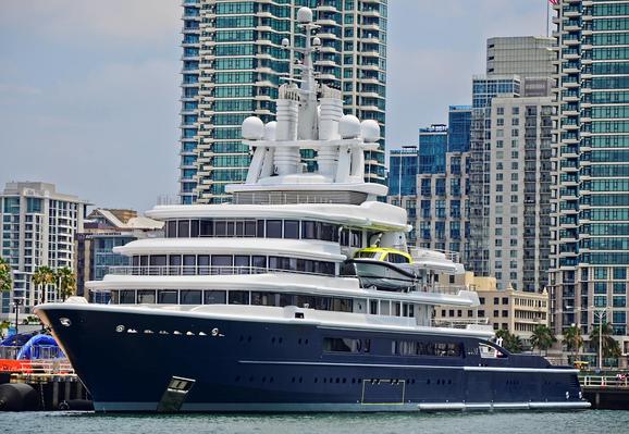 Tomás Del Coro from Las Vegas, Nevada, USA, Mega Yacht LUNA - Roman Abramovich - San Diego Harbor (9287538891), CC BY-SA 2.0