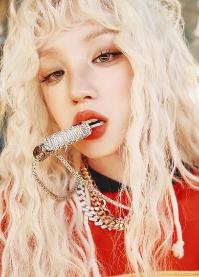 تم اختيار Yuqi كواحدة من أفضل نساء العام في الموسيقى لعام 2026 في مخطط Tencent Music Chart