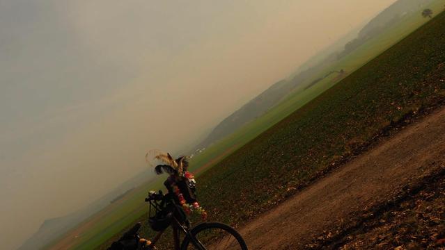 Landschaft mit Rad im fast 45°Winkel