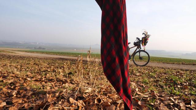Bild mit Fahrrad, ein rot schwarz kariertes Halstuch verdeckt einen Teil des Rades