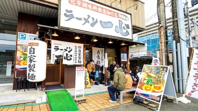 労働者たちのスタミナラーメン!富山ブラックが1日400杯売れる駅前行列店に密着!