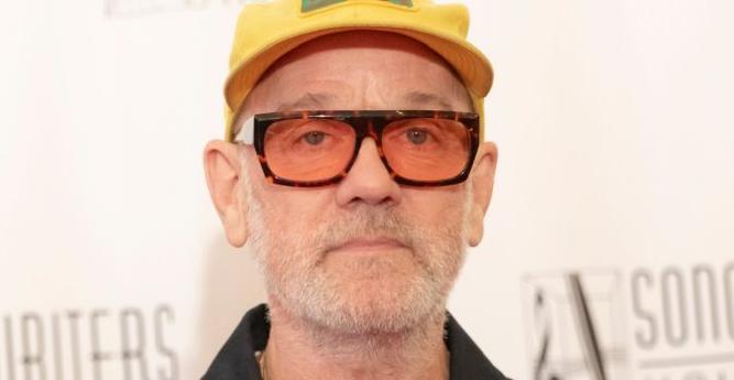 Michael Stipe pubblica un nuovo brano dopo anni: ascolta "I Played The Fool", firmato con Andrew Watt
Nel fine settimana, Michael Stipe Γ¨ tornato sul palco a Brooklyn insieme al progetto dedicato alle cover dei Rem, guidato da Michael Shannon e Jason Narducy.