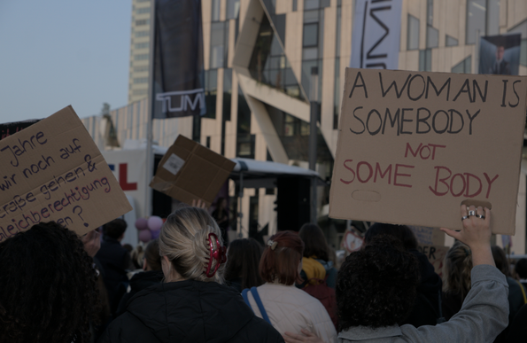 Demoschild: A Woman is somebody - Not some Body
