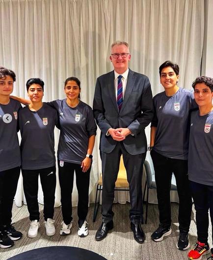 A very tall Tony Burke poses with the 5 Iranian women from the Iranian football team. Or - maybe the women are very short? Hmmm.