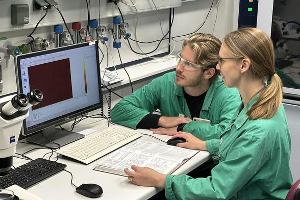 Jason Ross and Juliane März analyzing single-crystal structure data.
Source: Peter Kaden